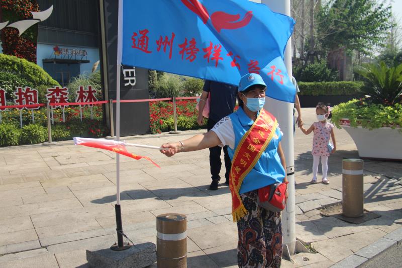 <strong>大鸡鸡巴放嘴里,大肉屌操小穴出水~网站视频</strong>